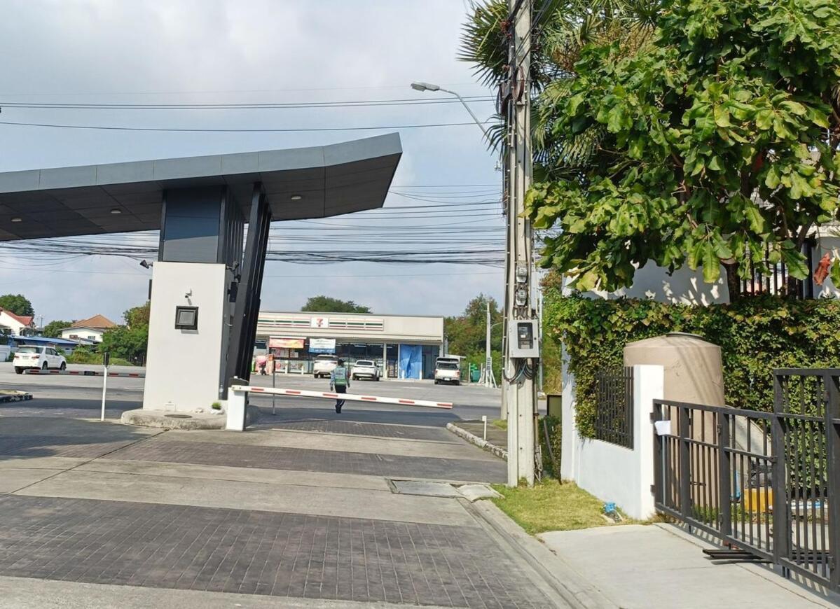 A Cozy 3-Story Townhome Near Bts & Lovely Estuary Ban Khlong Ta Khet Dış mekan fotoğraf